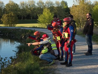 Die Wasserwacht peilt die Lage. Da hinten sitzt das Schwanenküken fest!