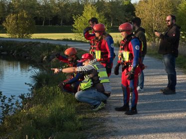 Die Wasserwacht peilt die Lage. Da hinten sitzt das Schwanenküken fest!